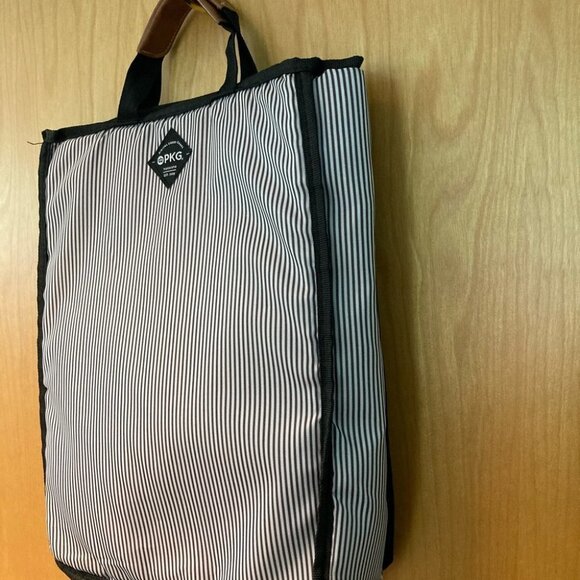 PKG soft body padded laptop or tablet tote with 3 compartments - Picture 3 of 8